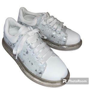 Yoki women’s size 8.5(39) white and silver sneakers